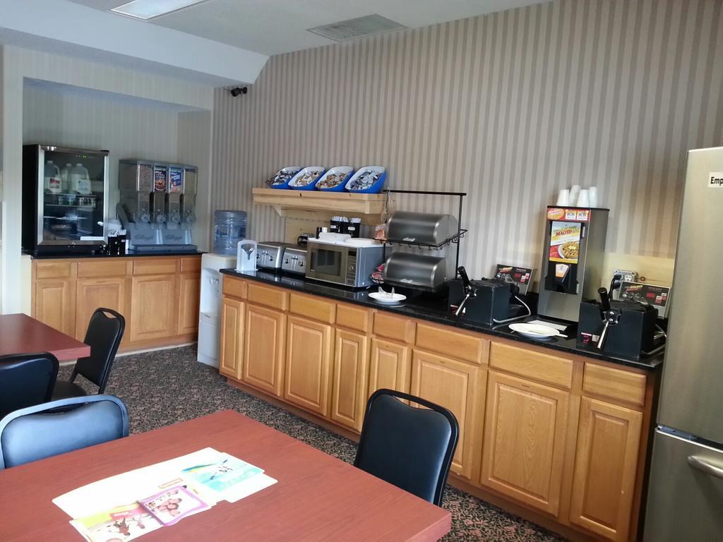 Econo Lodge Whitehall Near Michigan'S Adventure Exterior foto